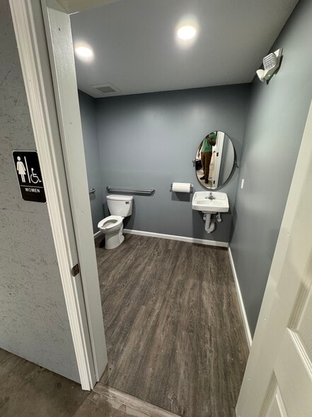More Photos Of 226 Industrial Loop, Orange Park Service For Lease