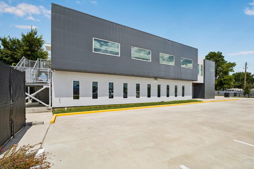 More Photos Of 2535 North Fwy, Houston Office For Lease