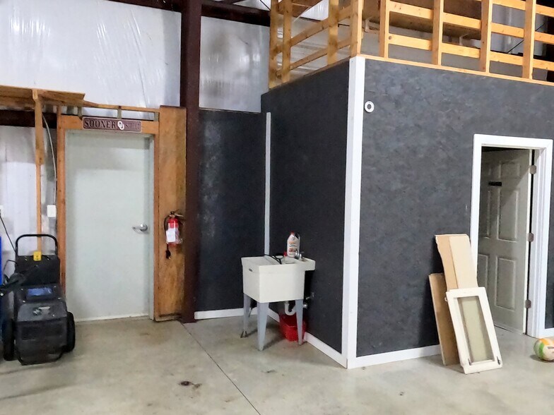 More Photos Of 403 N Donation St, Tioga Flex For Sale