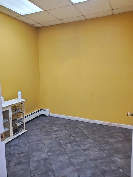 More Photos Of 235 Deer Park Ave, Babylon General Retail For Lease