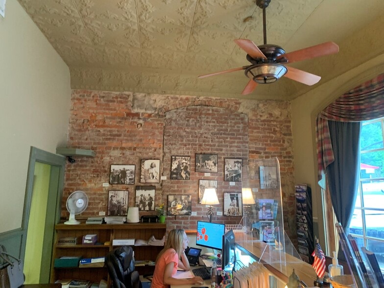 More Photos Of 16 N Trade St, Tryon Office For Sale