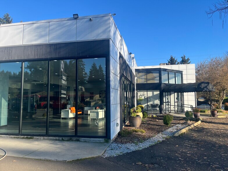 More Photos Of 19120 SE Mcloughlin Blvd, Portland Auto Dealership For Lease