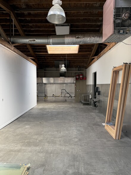 More Photos Of 1632 NW Thurman St, Portland Showroom For Sale