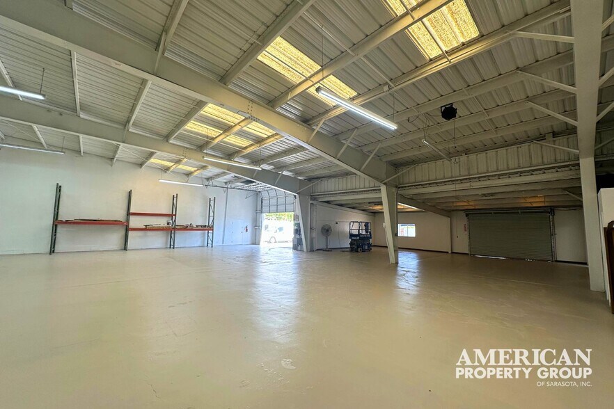 More Photos Of 1657 University Pky, Sarasota Unknown For Lease