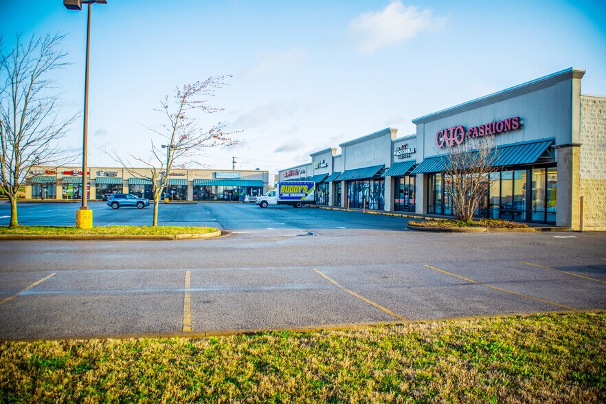 More Photos Of 3250 E Main St, Uvalde Storefront For Sale