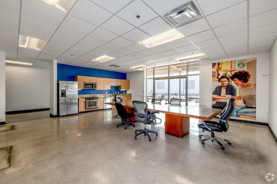 More Photos Of 2747 Oakland Ave, Garland Warehouse For Lease