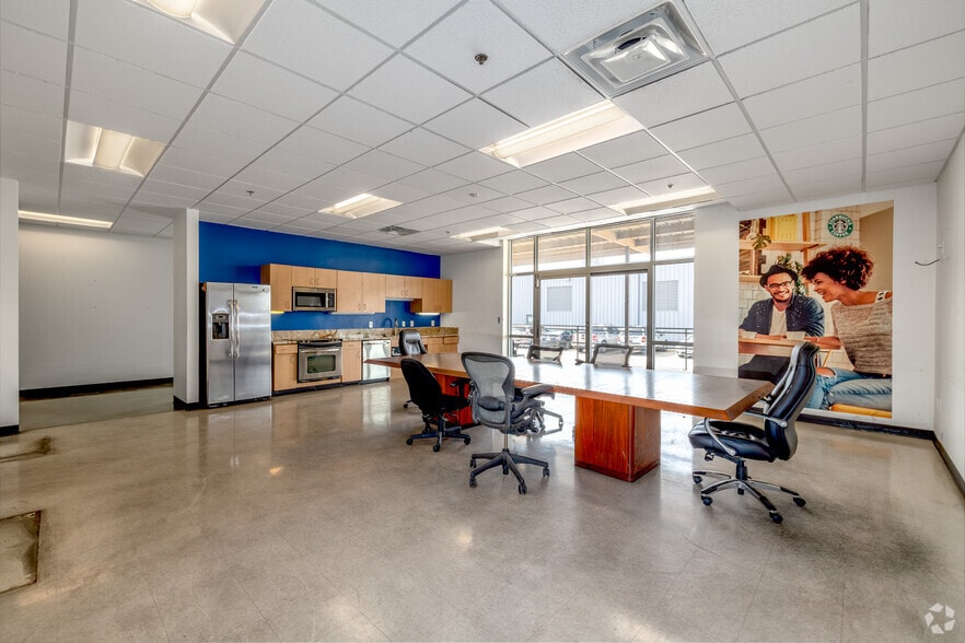 More Photos Of 2747 Oakland Ave, Garland Warehouse For Lease