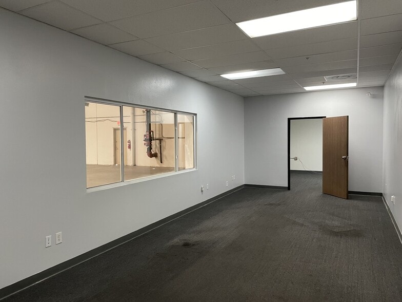 More Photos Of 38940 Trade Center Dr, Palmdale Warehouse For Lease