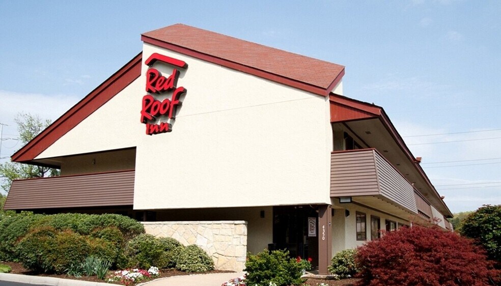 More Photos Of 7480 Northwoods Blvd, Charleston Hotel For Sale