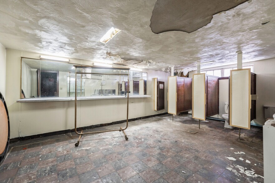 More Photos Of 1098 Duss Ave, Ambridge Restaurant For Sale