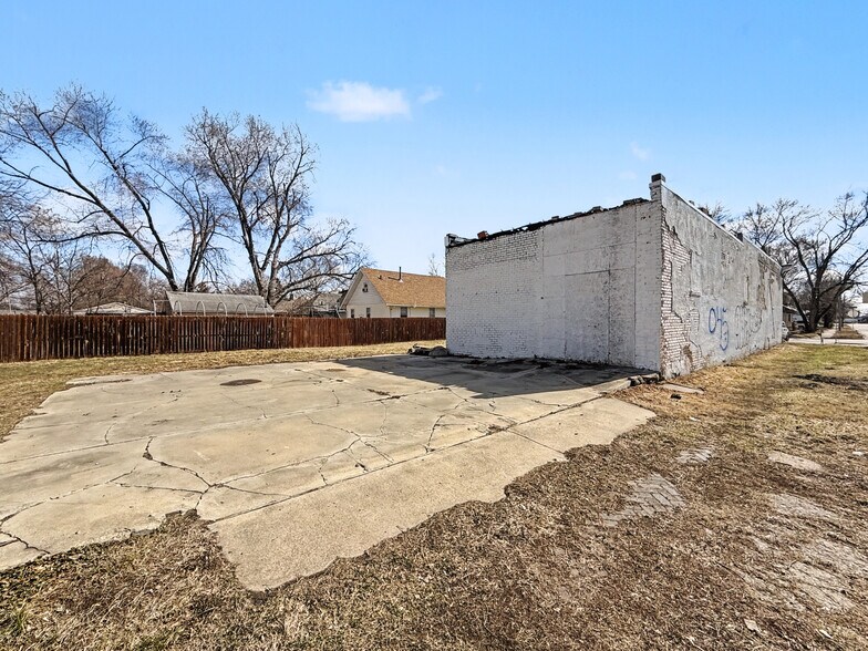 More Photos Of 2400 E Grand Ave, Des Moines Freestanding For Sale