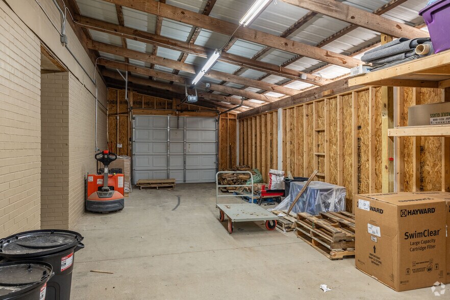 More Photos Of 2526-2530 Duplex Rd, Spring Hill Showroom For Sale