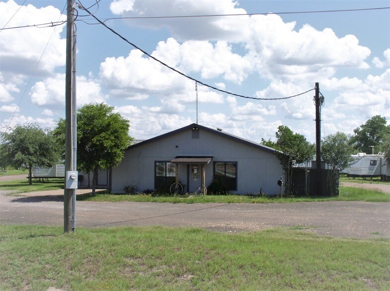 More Photos Of 1009 W Heaton St, Cuero Office For Sale
