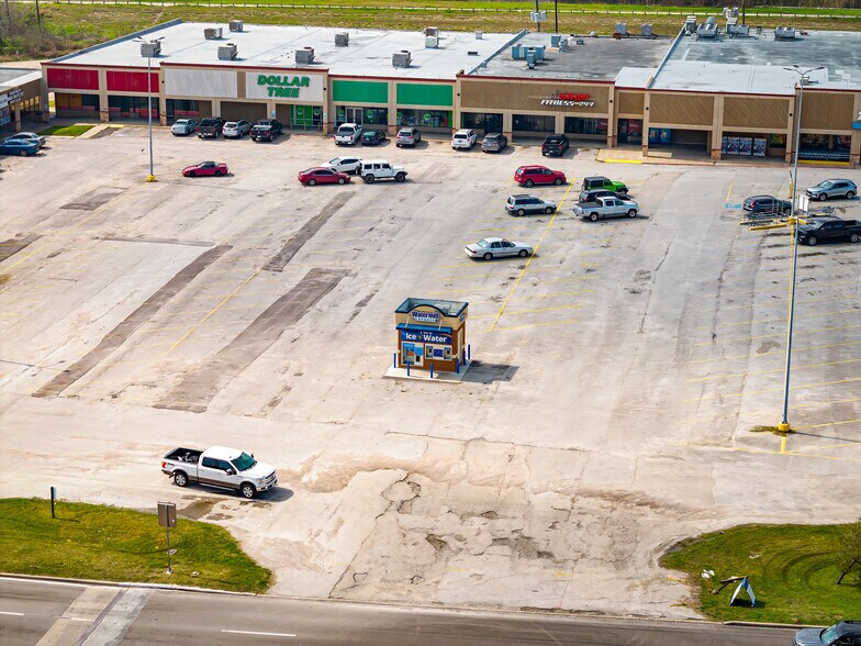 More Photos Of 301-327 S Brazosport Blvd, Freeport Storefront For Lease