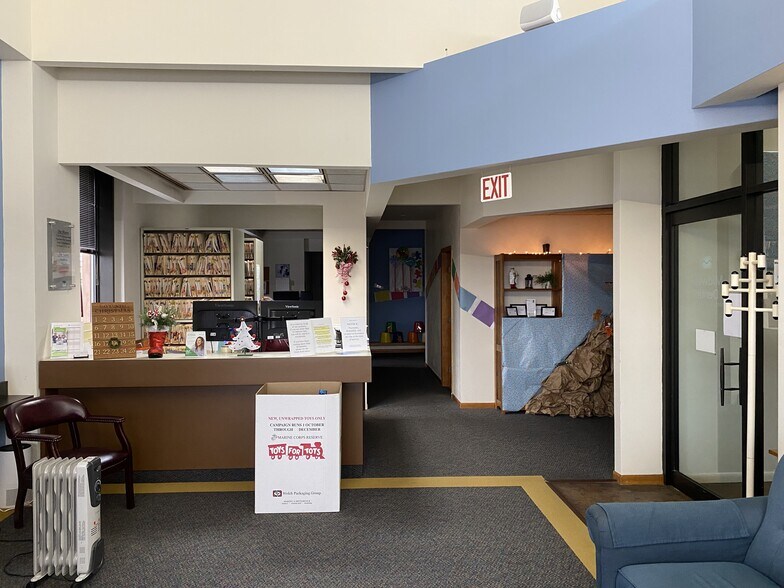 More Photos Of 207 S McLean St, Lincoln Office For Sale