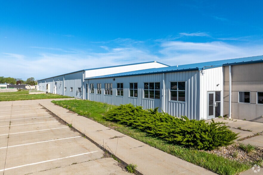 More Photos Of 205 Fairview Dr, Dallas Center Warehouse For Sale