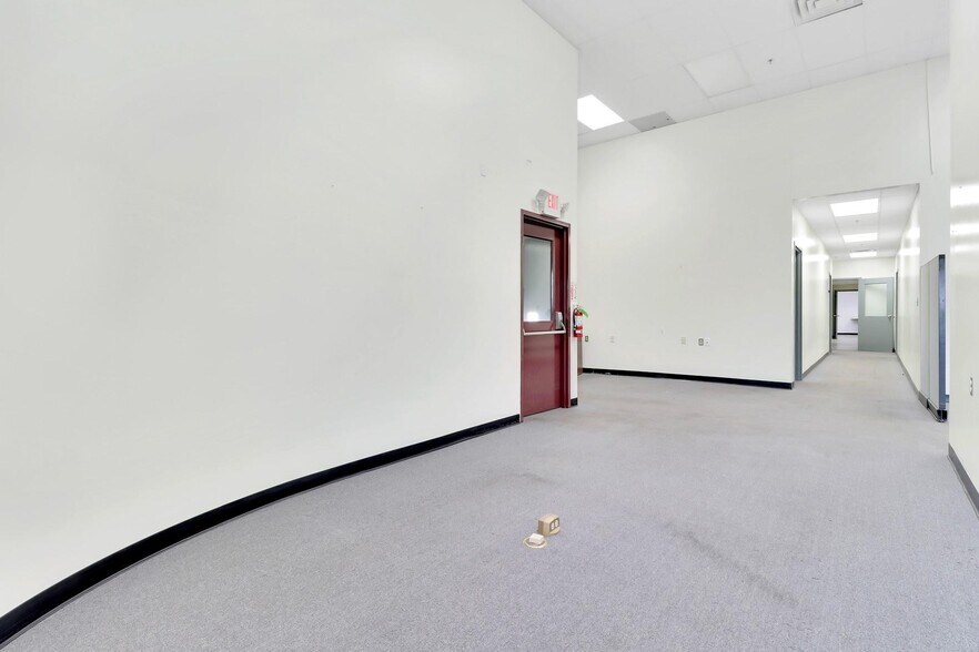 More Photos Of 40 Commercial Ave, Middletown Warehouse For Lease