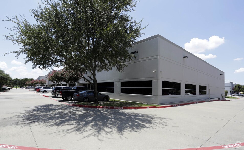 More Photos Of 13755 Hutton Dr, Farmers Branch Warehouse For Lease
