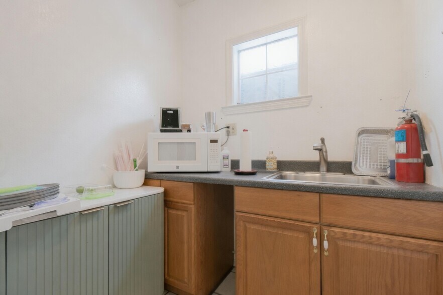 More Photos Of 1715 S 1st St, Austin Office For Sale