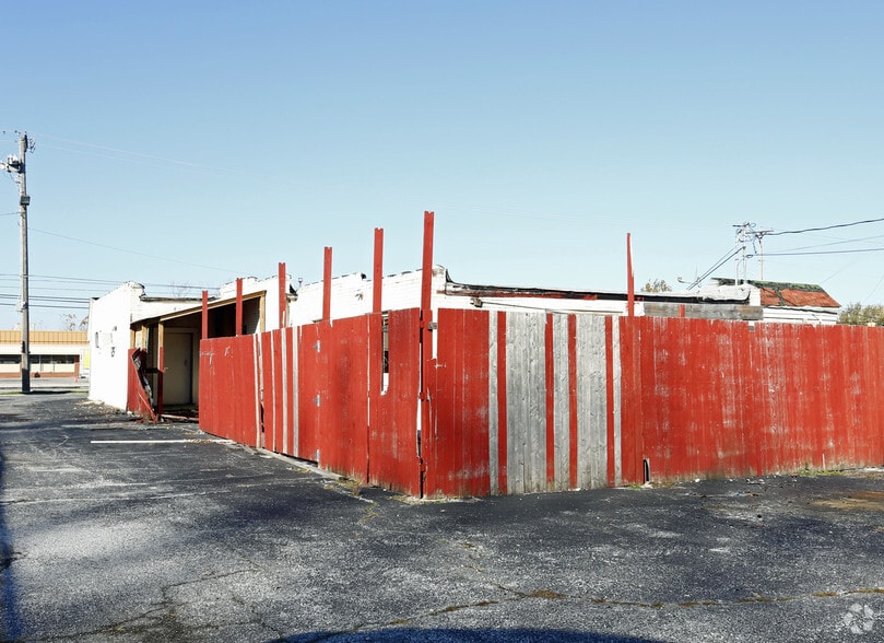 More Photos Of 809 S Main St, Bowling Green Bar For Lease