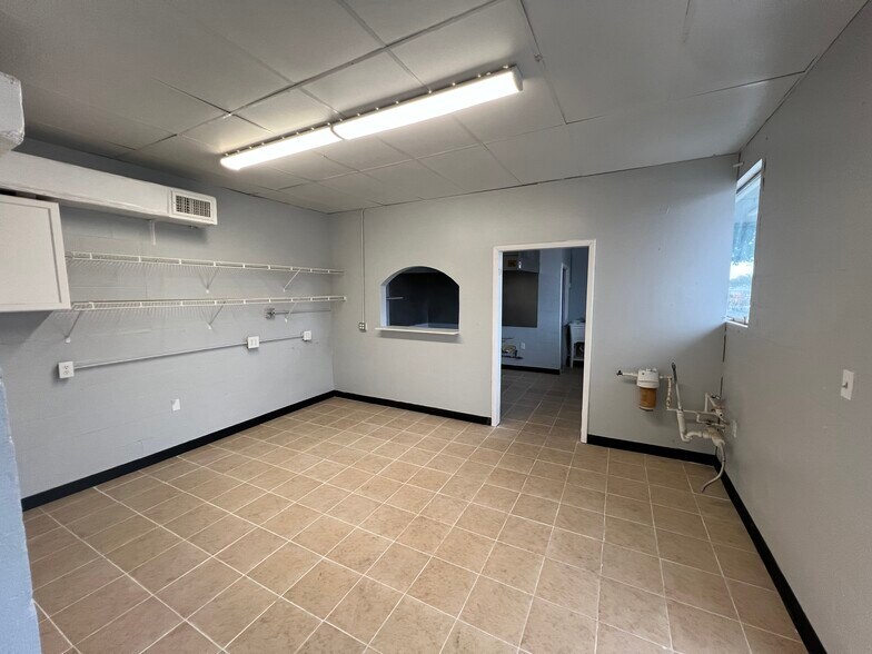 More Photos Of 8610 N Suwanee Ave, Tampa General Retail For Sale