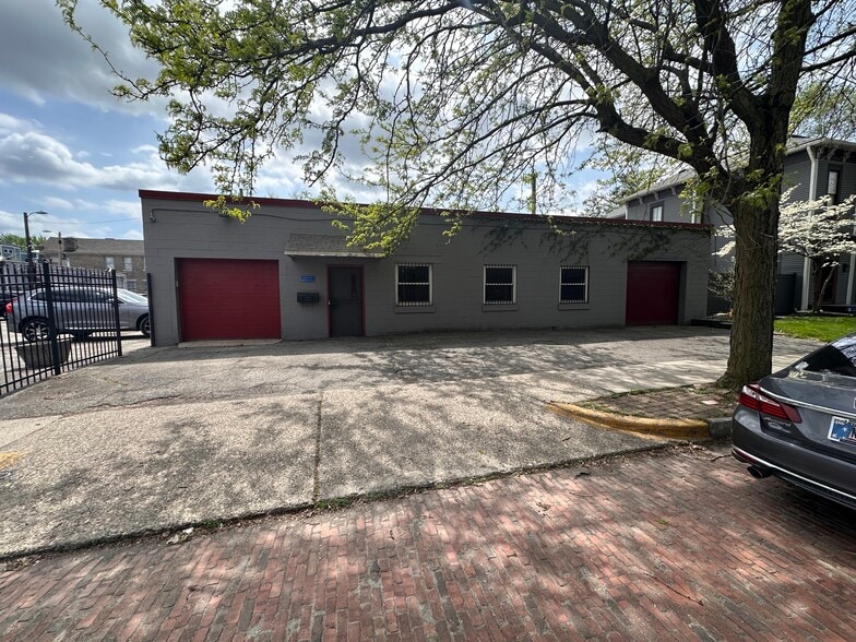 More Photos Of 225 E 10th St, Indianapolis Flex For Sale