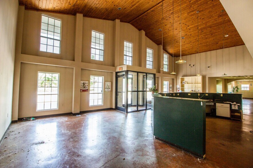 More Photos Of 1850 Berryhill Rd, Cordova Veterinarian Kennel For Sale