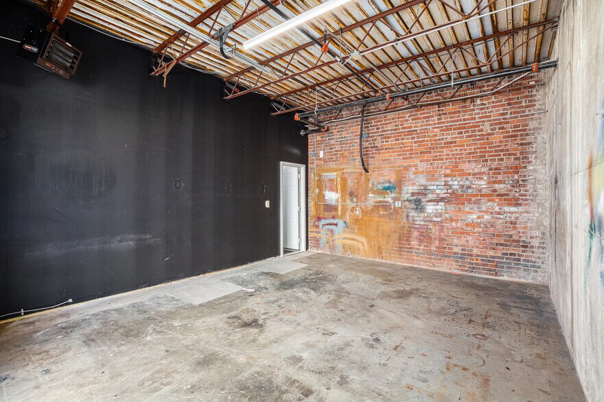 More Photos Of 2645 Madison Ave, Kansas City Apartments For Lease