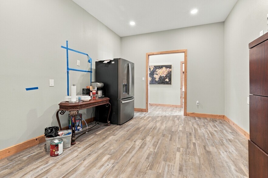 More Photos Of 1801 13th St, Levelland Light Distribution For Sale
