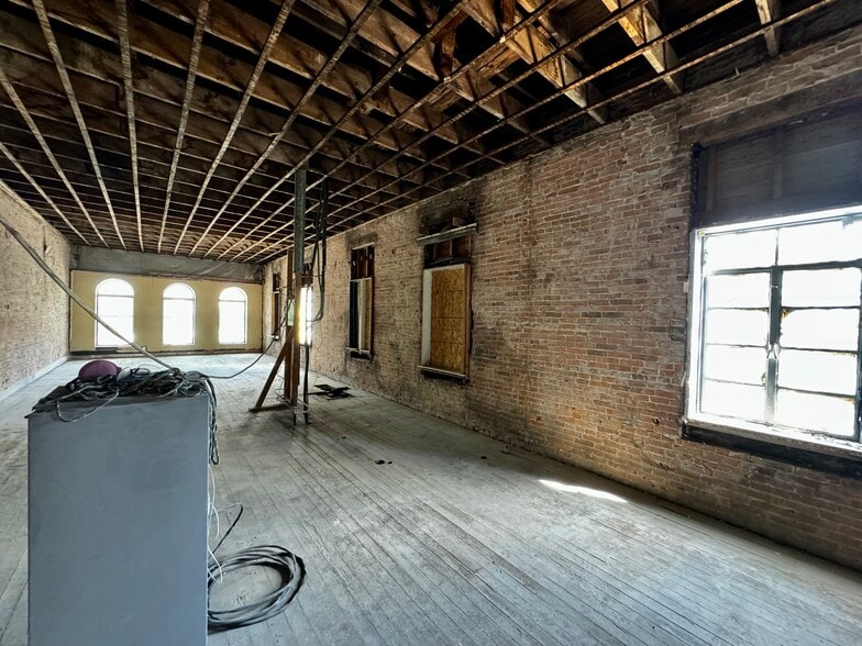 More Photos Of 20 W Side Sq, Macomb General Retail For Sale