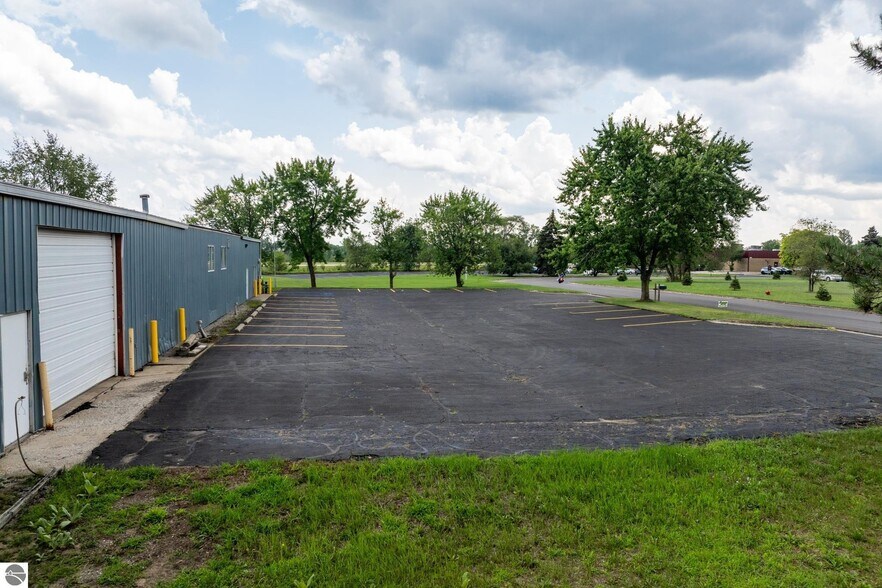 More Photos Of 910 Industrial Dr, Mount Pleasant Warehouse For Sale