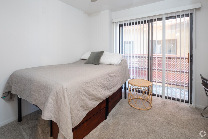 More Photos Of 202 Green St E, Champaign Apartments For Lease