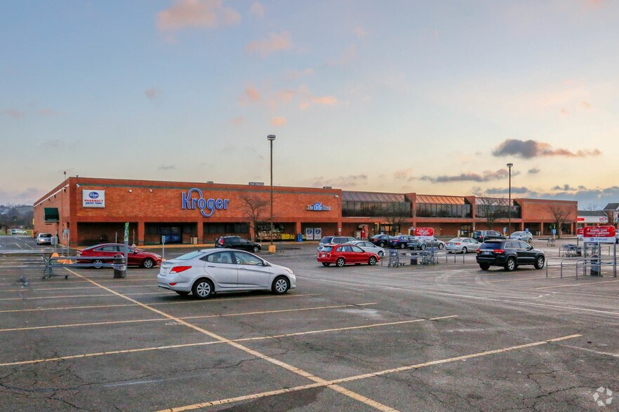 More Photos Of 1474 Main St, Hamilton Supermarket For Lease