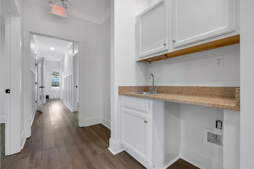 More Photos Of 1725 Capital Cir NE, Tallahassee Medical For Sale