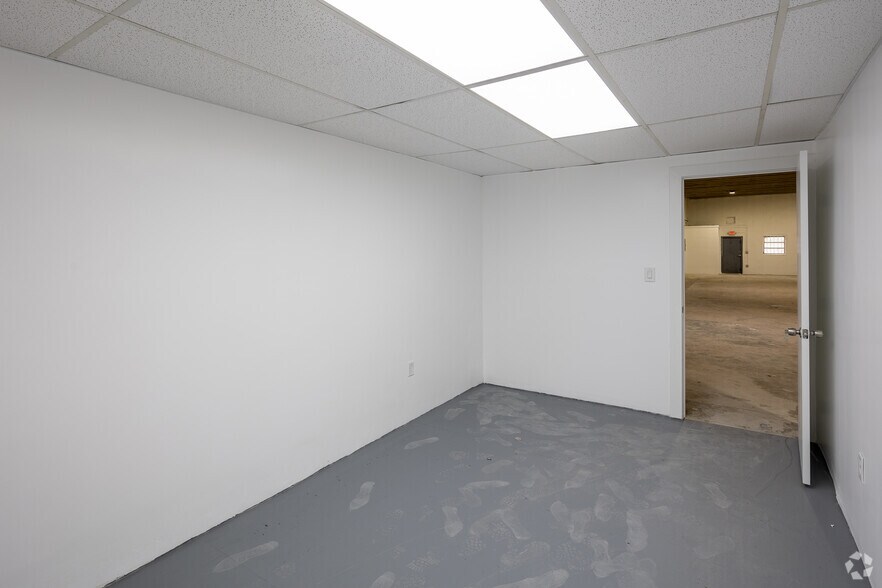 More Photos Of 18520-18590 NE 2nd Ave, Miami Warehouse For Lease