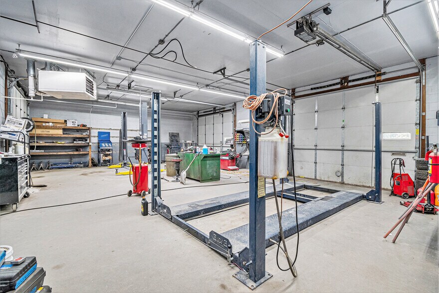 More Photos Of 1023 N 16th St, Council Bluffs Auto Repair For Sale