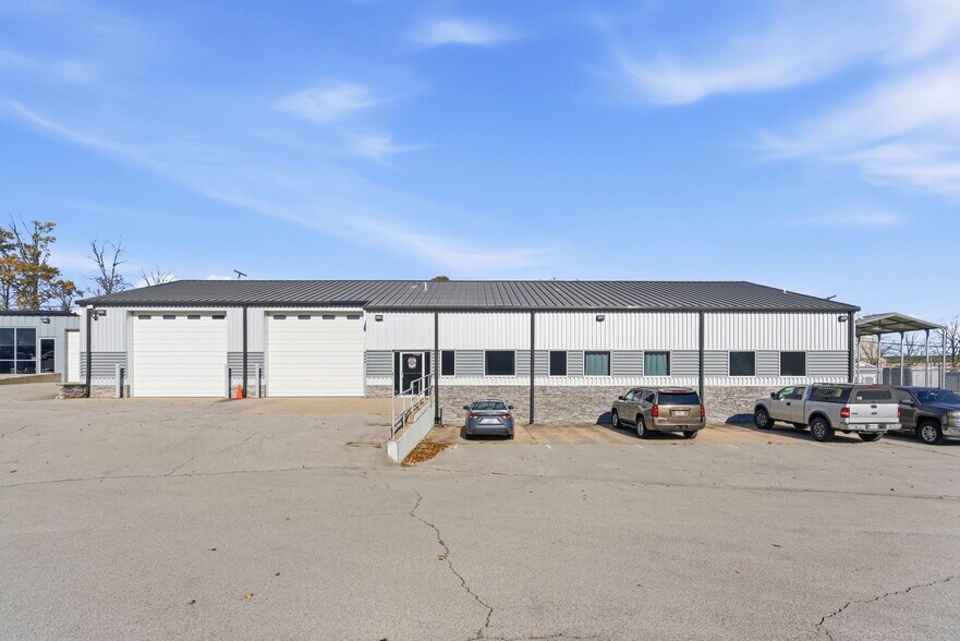 More Photos Of 13720 Aiken Rd, Louisville Warehouse For Lease