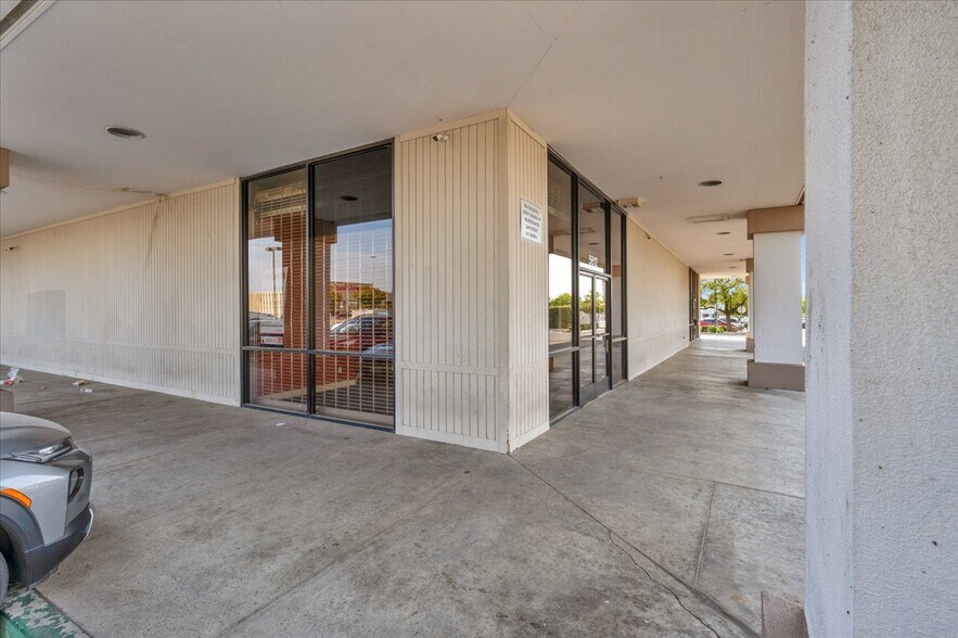 More Photos Of 5646 N Blackstone Ave, Fresno Unknown For Lease