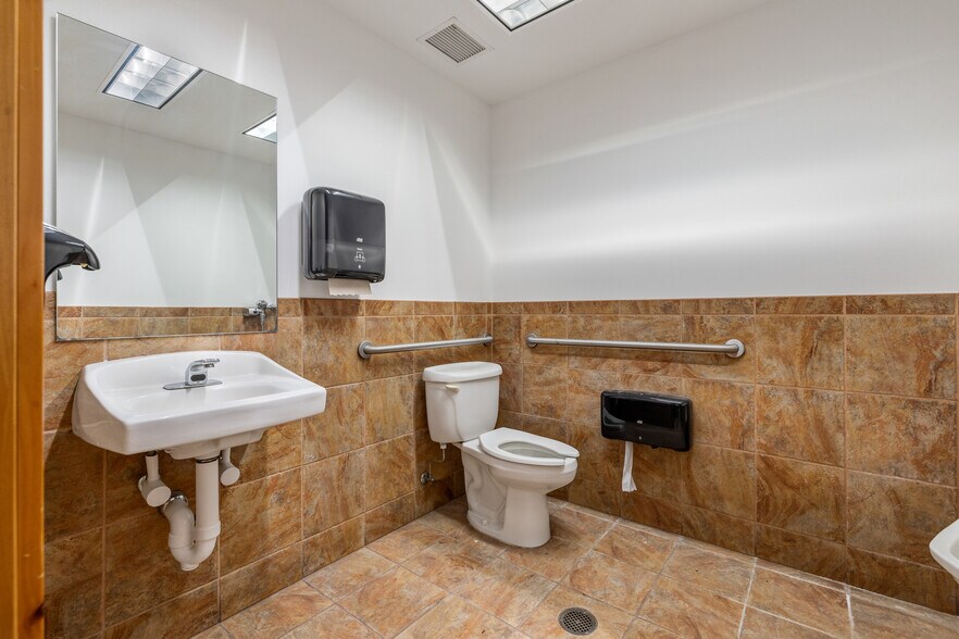 More Photos Of 5955 Mt Rushmore Rd, Rapid City Storefront Retail Office For Sale