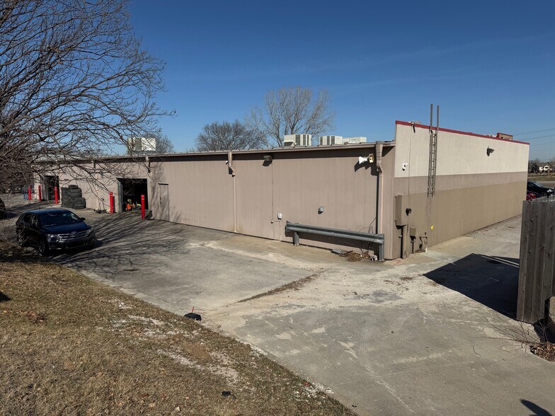 More Photos Of 6801 Hedge Lane Ter, Shawnee Showroom For Sale