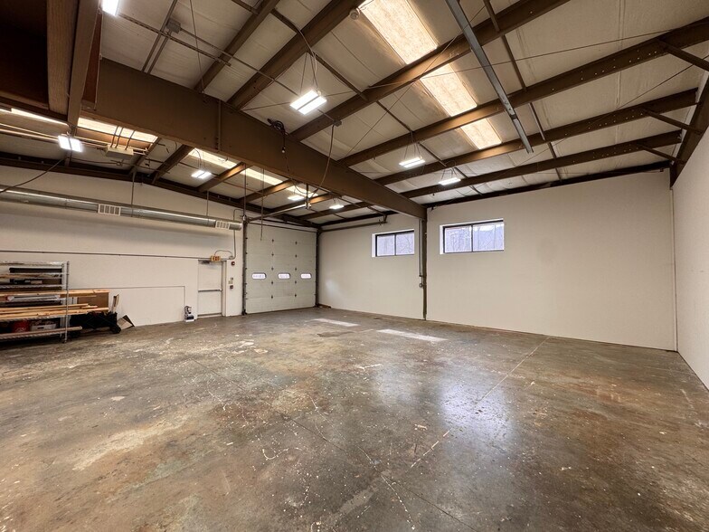 More Photos Of 9 Hanna Ln, Beacon Warehouse For Lease