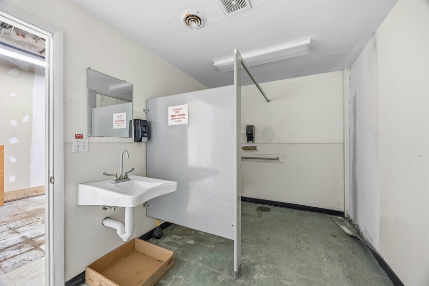 More Photos Of 3 Geddes Street Ext, Holley Supermarket For Sale