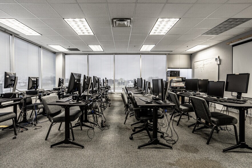 More Photos Of 777 Beachway Dr, Indianapolis Medical For Lease