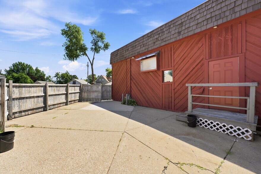 More Photos Of 2025 Hickory Grove Rd, Davenport Bar For Sale