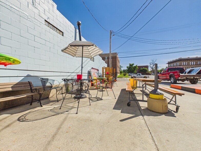 More Photos Of 707 Main St, Keokuk General Retail For Sale