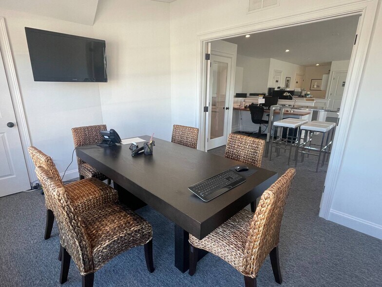 More Photos Of 16 Hampton Rd, Southampton Storefront Retail Office For Sale