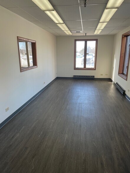 More Photos Of 570 Rock Road Dr, East Dundee Warehouse For Lease