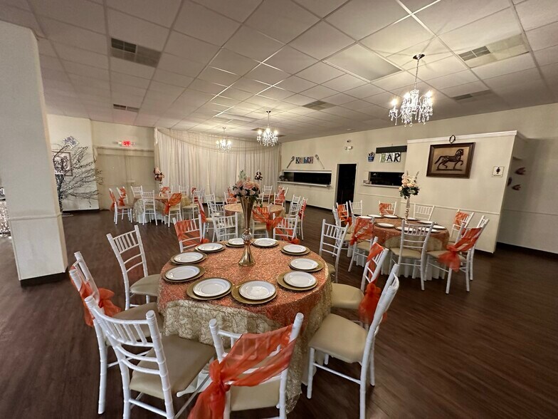 More Photos Of 3900 Davis St W, Dallas Flex For Sale