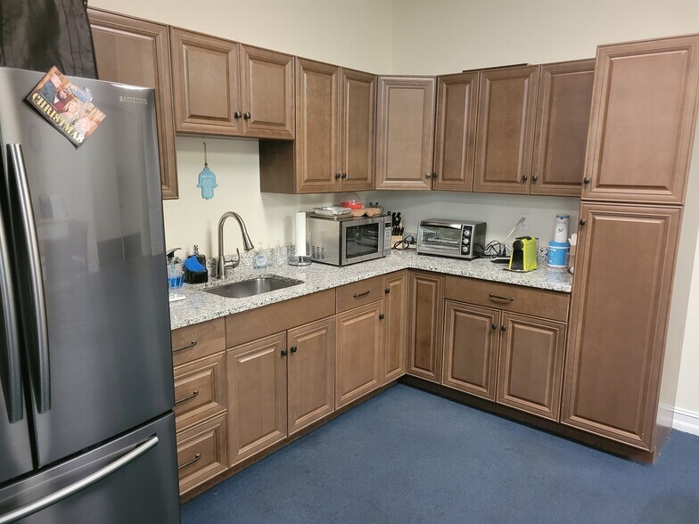 More Photos Of 1557 Park Ln S, Jupiter Warehouse For Lease