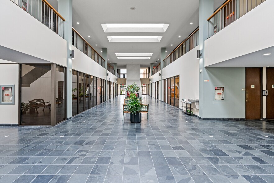 More Photos Of 909 Dairy Ashford Rd, Houston Office For Lease